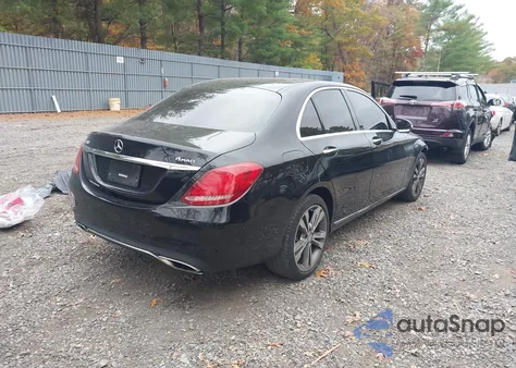 2015 Mercedes-Benz C 300 4Matic z USA, uszkodzony, nr VIN 55SWF4KBXFU008534